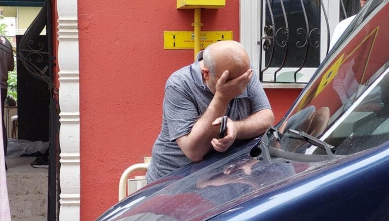 Balkondan düşen yaşlı adam hayatını kaybetti Balkondan düşen yaşlı adam hayatını kaybetti