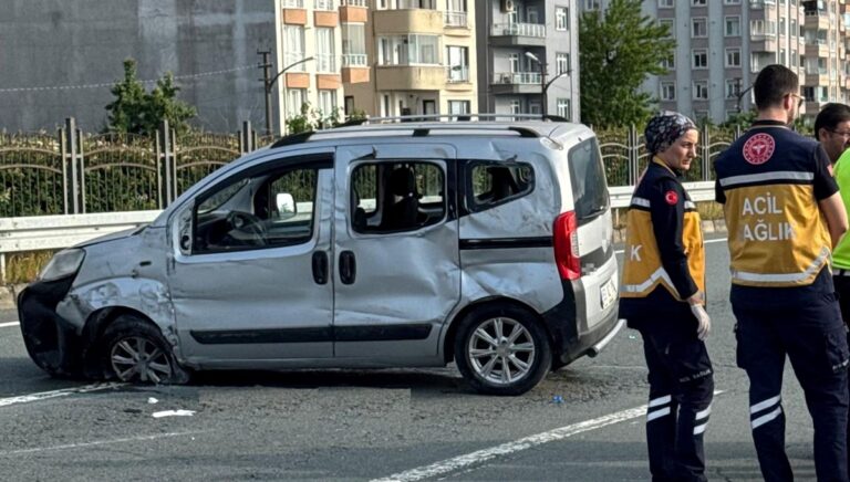 Bayram ziyaretinden dönen aile refüje çarptı: 2 ölü Bayram ziyaretinden dönen aile refüje çarptı: 2 ölü
