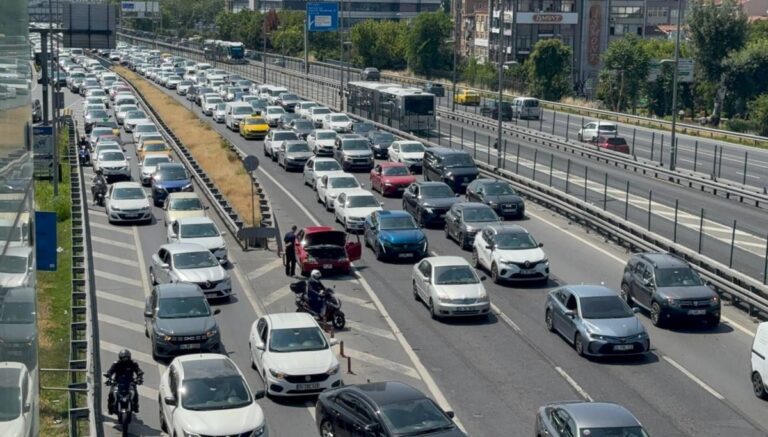 Bayramın ikinci gününde trafik yoğunluğu artıyor: İstanbul trafiğinde son durum Bayramın ikinci gününde trafik yoğunluğu artıyor: İstanbul trafiğinde son durum