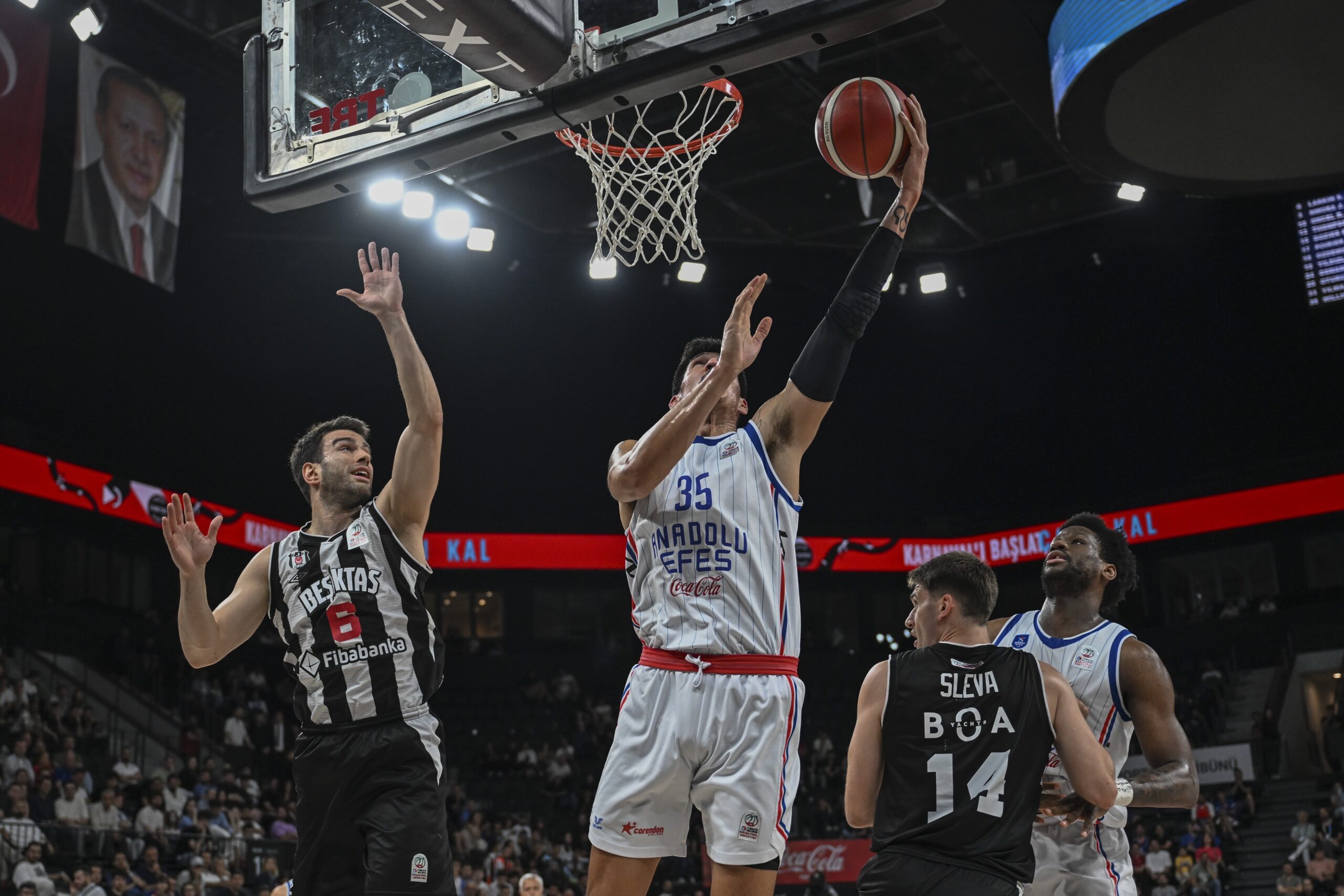 Beşiktaş’ı yenen Anadolu Efes seride öne geçti Beşiktaş’ı yenen Anadolu Efes seride öne geçti