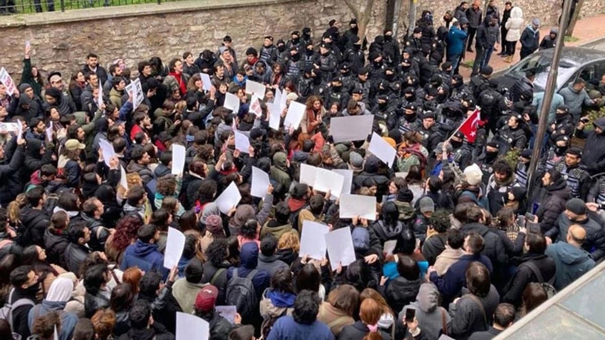 Beyazıt’ta polis barikatını yıkan öğrenciler beraat etti Beyazıt’ta polis barikatını yıkan öğrenciler beraat etti