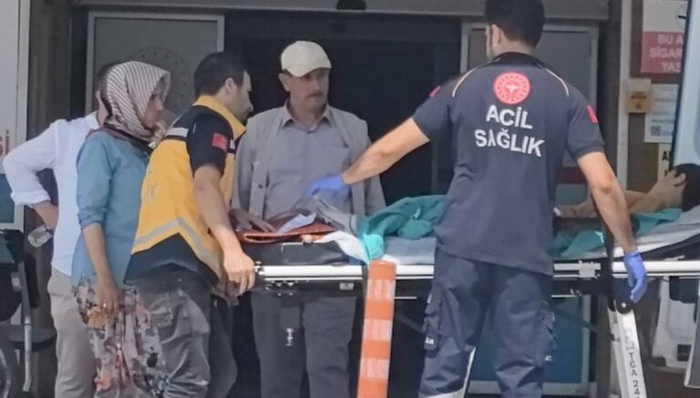 Bıçağın üzerine düşen çocuk ağır yaralandı Bıçağın üzerine düşen çocuk ağır yaralandı