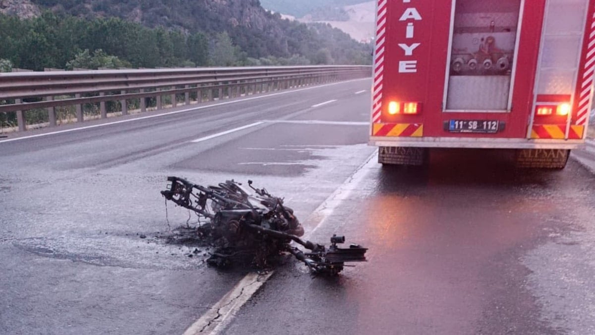 Bilecik- Sakarya sınırında feci kaza: 1 ölü, 5 yaralı Bilecik- Sakarya sınırında feci kaza: 1 ölü, 5 yaralı