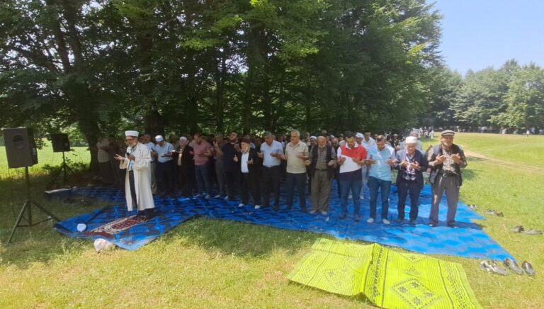 Bilecik’te asırlık gelenek: Onlarca kişi Yağmur ve şükür duasına katıldı Bilecik’te asırlık gelenek: Onlarca kişi Yağmur ve şükür duasına katıldı
