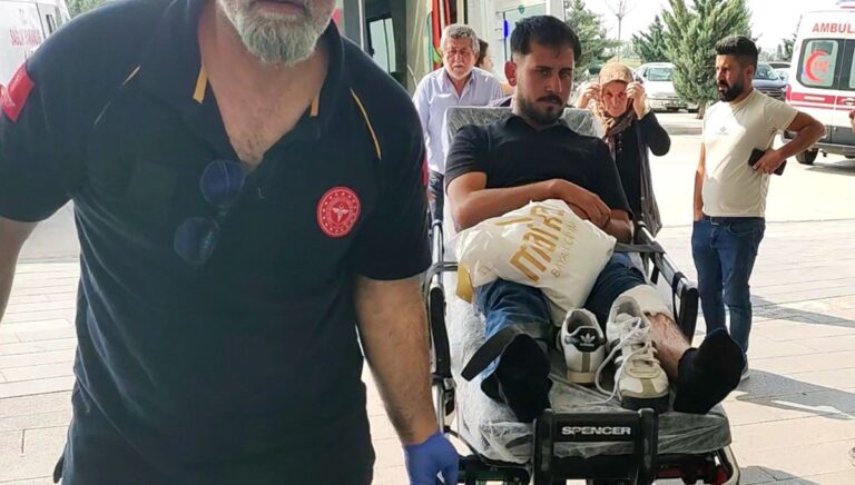 Bilettiği bıçakla koşarken çarptığı adamı yaraladı Bilettiği bıçakla koşarken çarptığı adamı yaraladı