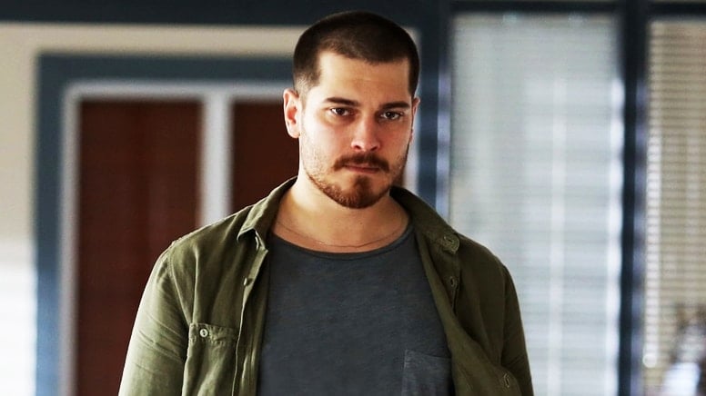 Çağatay Ulusoy komşunun vatandaşı oldu Çağatay Ulusoy komşunun vatandaşı oldu