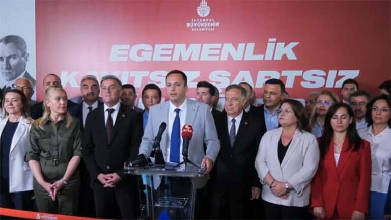 CHP’li başkanlar İmamoğlu ve arkadaşlarına destek için Saraçhane’de buluştu CHP’li başkanlar İmamoğlu ve arkadaşlarına destek için Saraçhane’de buluştu