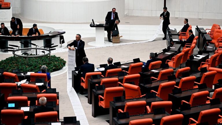 CHP’li vekil Meclis’te 54 metrelik listeyi gösterdi! İşte kamuda çoklu maaş alanlar CHP’li vekil Meclis’te 54 metrelik listeyi gösterdi! İşte kamuda çoklu maaş alanlar