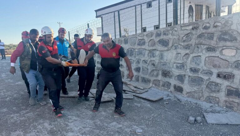 Çöken istinat duvarının altında kalan 4 işçi yaralandı Çöken istinat duvarının altında kalan 4 işçi yaralandı