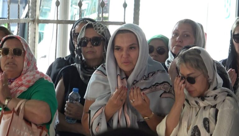 Demet Akalın’ın acı günü: Kuzeni toprağa verildi Demet Akalın’ın acı günü: Kuzeni toprağa verildi