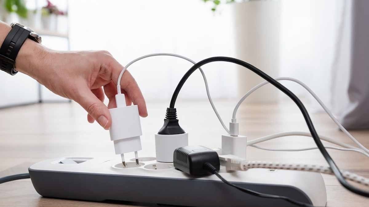 Diğer cihazlarla birlikte üçlü fişe takıldığın yangın çıkarabilecek elektrikli cihaz! Diğer cihazlarla birlikte üçlü fişe takıldığın yangın çıkarabilecek elektrikli cihaz!