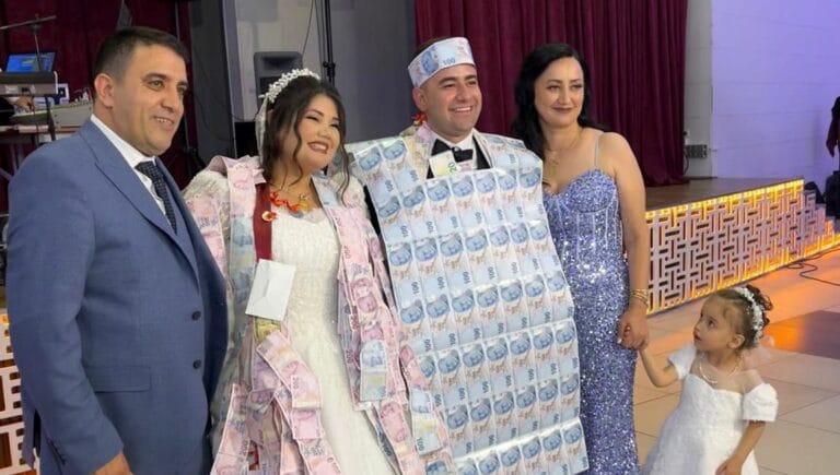 Dikkat çeken takı merasimi! Damada paradan yelek giydirdiler Dikkat çeken takı merasimi! Damada paradan yelek giydirdiler