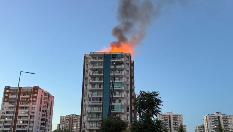 Diyarbakır’da anne ve 3 çocuğunun hayatını kaybettiği yangın: 4 kişi gözaltına alındı Diyarbakır’da anne ve 3 çocuğunun hayatını kaybettiği yangın: 4 kişi gözaltına alındı