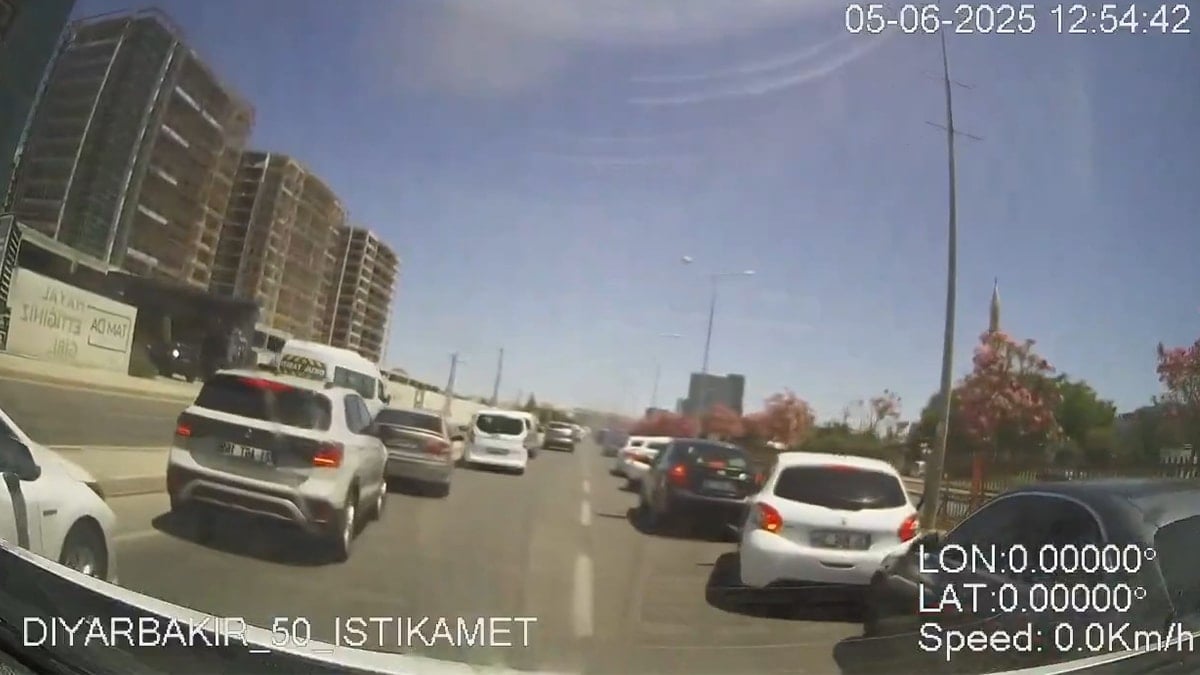 Diyarbakır’da sürücülerin fermuar yöntemiyle ambulansa yol vermesi kamerada Diyarbakır’da sürücülerin fermuar yöntemiyle ambulansa yol vermesi kamerada