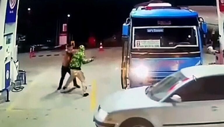 Dolmuş şoförlerinden güzergahlarına dahil edilen otobüslere saldırı Dolmuş şoförlerinden güzergahlarına dahil edilen otobüslere saldırı