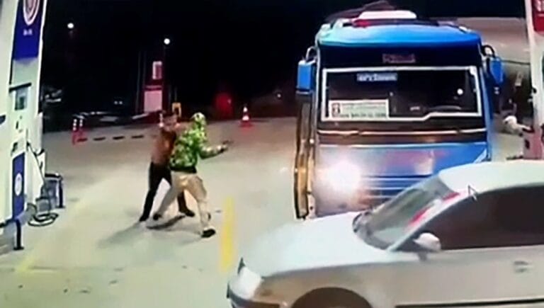 Dolmuş şoförlerinden hatlarına dahil edilen otobüslere saldırı Dolmuş şoförlerinden hatlarına dahil edilen otobüslere saldırı