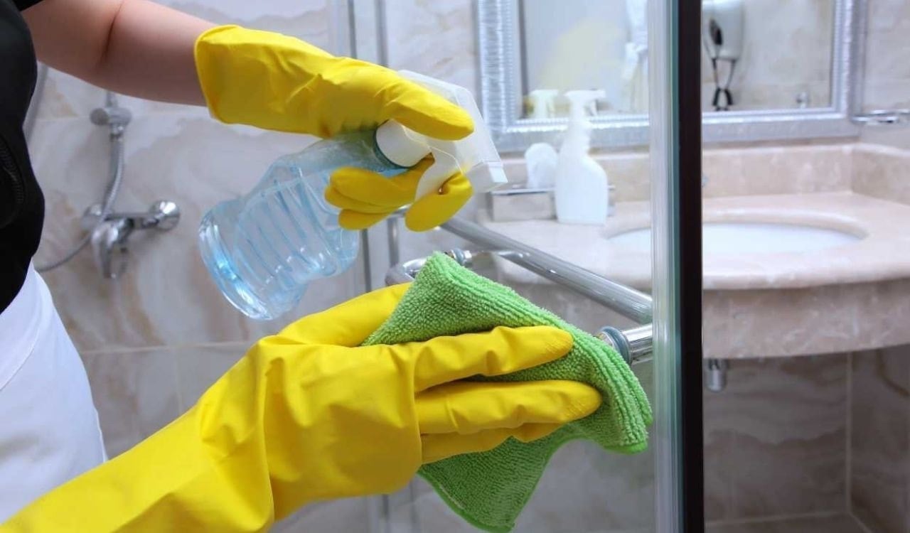 Duşakabin camında tek bir kireç lekesi dahi kalmıyor: Duşakabin camını ışıl ışıl yapmanın sırrı bulundu Duşakabin camında tek bir kireç lekesi dahi kalmıyor: Duşakabin camını ışıl ışıl yapmanın sırrı bulundu