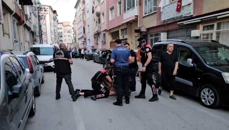 Edirne’de bıçaklı ve sopalı kavga: 5 yaralı, 10 gözaltı Edirne’de bıçaklı ve sopalı kavga: 5 yaralı, 10 gözaltı