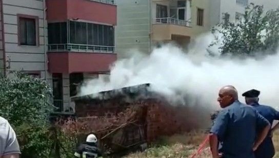 Elazığ’da odunluk yandı Elazığ’da odunluk yandı