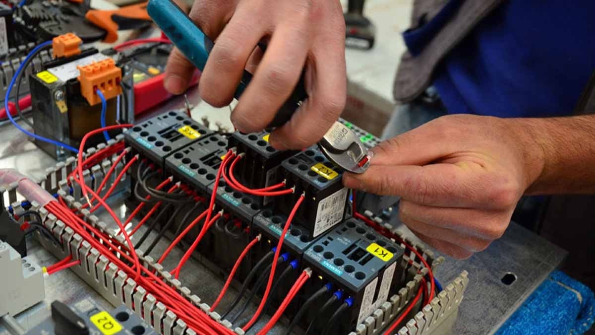 Elektrikçiler bile bir elektrik kablosunun iyi mi yoksa kötü mü olduğunu anlamak için bu numarayı kullanıyor Elektrikçiler bile bir elektrik kablosunun iyi mi yoksa kötü mü olduğunu anlamak için bu numarayı kullanıyor