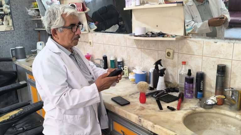 Emekli berber : ‘Bayrama 6 gün var hala bekliyoruz müşteri gelecek diye’ Emekli berber : ‘Bayrama 6 gün var hala bekliyoruz müşteri gelecek diye’