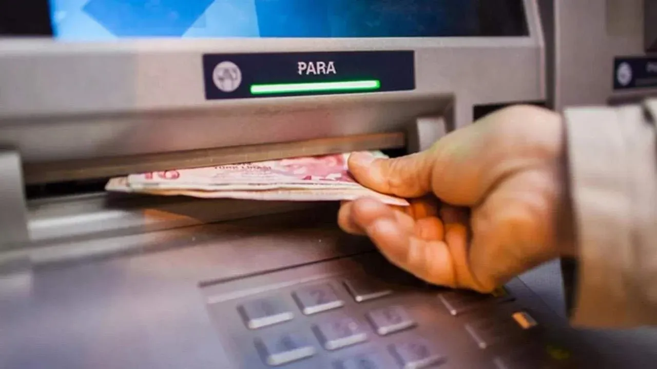Emeklilerin hesaplarına bugün 4 bin lira yatırılacak Emeklilerin hesaplarına bugün 4 bin lira yatırılacak