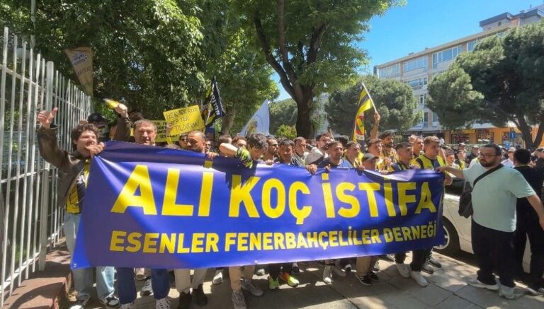 Fenerbahçeli taraftarlardan protesto yürüyüşü Fenerbahçeli taraftarlardan protesto yürüyüşü
