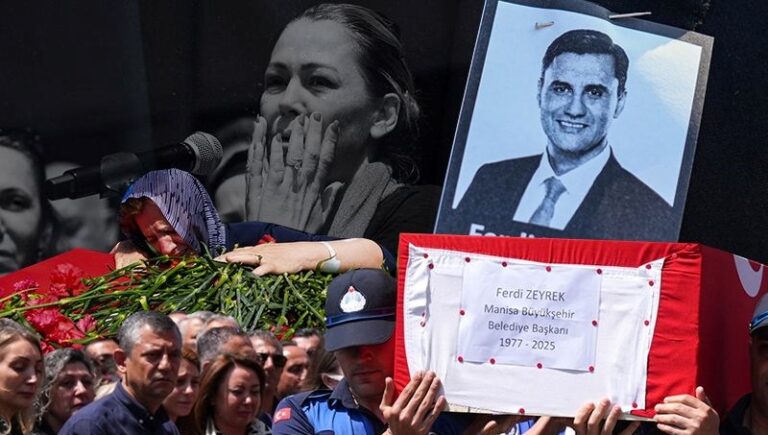 Ferdi Zeyrek son yolculuğuna uğurlanıyor | Özgür Özel gözyaşlarını tutamadı: “Şimdiye kadarki konuşmalarımın en zoru…” Ferdi Zeyrek son yolculuğuna uğurlanıyor | Özgür Özel gözyaşlarını tutamadı: “Şimdiye kadarki konuşmalarımın en zoru…”