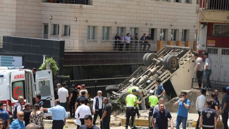 Freni boşalan kamyonet evin bahçesine düştü Freni boşalan kamyonet evin bahçesine düştü