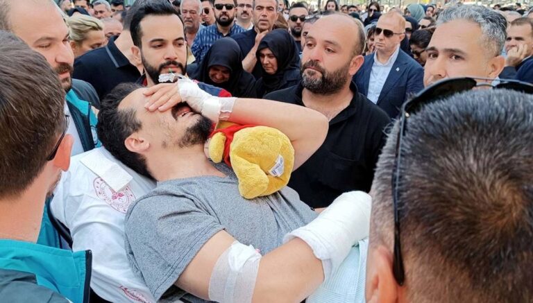 Gaziantep’te feci kazada ölen eşi ve iki çocuğunun cenazesine sedye ile getirildi Gaziantep’te feci kazada ölen eşi ve iki çocuğunun cenazesine sedye ile getirildi
