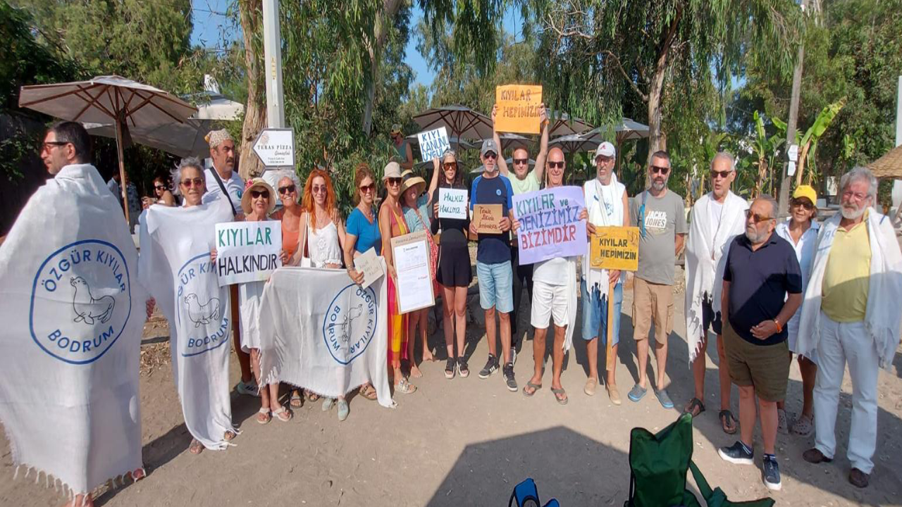 Gümüşlük halk plajında işgal ve deniz ölüyor eylemi Gümüşlük halk plajında işgal ve deniz ölüyor eylemi