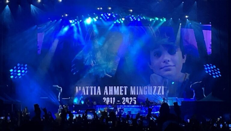 Guns N’ Roses konserinde Mattia Ahmet Minguzzi anıldı Guns N’ Roses konserinde Mattia Ahmet Minguzzi anıldı
