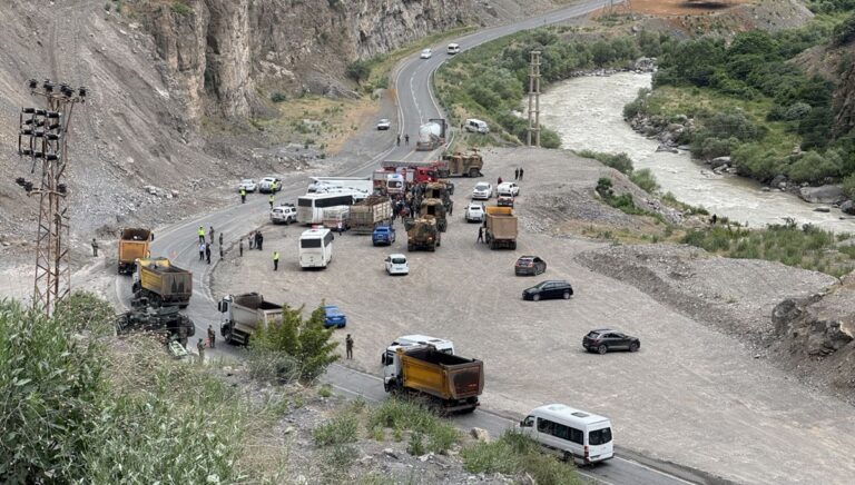 Hakkari’de midibüsün devrilmesi sonucu 12 asker yaralandı Hakkari’de midibüsün devrilmesi sonucu 12 asker yaralandı