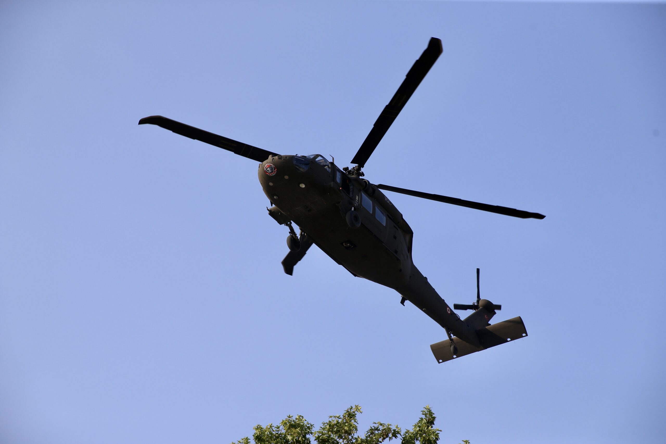 Helikopter ormanlık alana çakıldı: 7 kişi öldü Helikopter ormanlık alana çakıldı: 7 kişi öldü