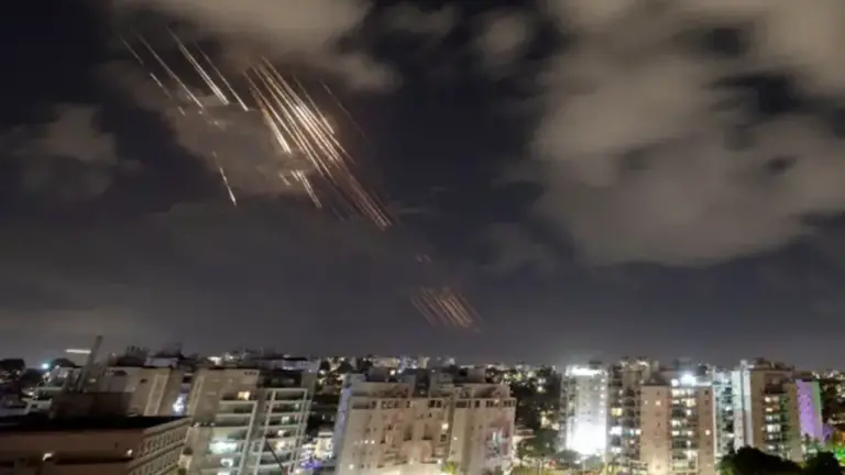 İran an itibariyle Tel Aviv’i vuruyor İran an itibariyle Tel Aviv’i vuruyor