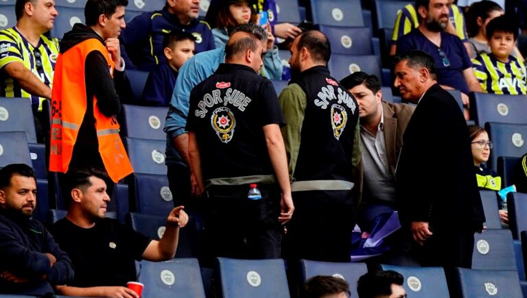 İsmail Kartal pankartına müdahale İsmail Kartal pankartına müdahale