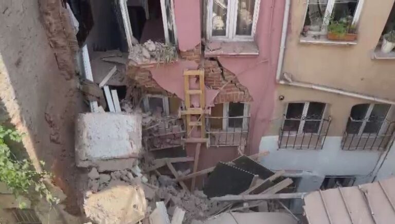 İstanbul’da üç katlı binanın balkonu çöktü İstanbul’da üç katlı binanın balkonu çöktü