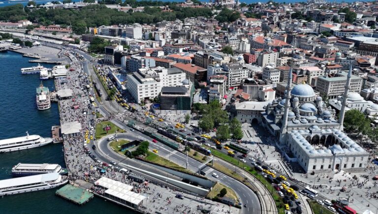 İstanbul’un turistik yerlerinde yoğunluk: Sıcak havaya rağmen meydanlar doldu İstanbul’un turistik yerlerinde yoğunluk: Sıcak havaya rağmen meydanlar doldu