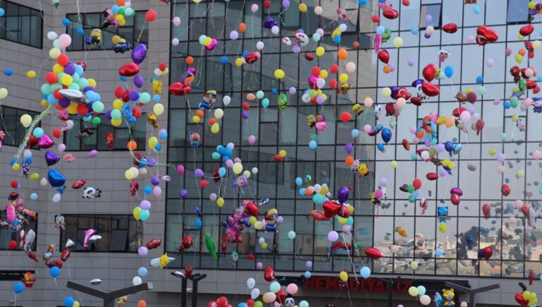 İzmir’de balonlar kanser tedavisi gören çocuklar için uçuruldu İzmir’de balonlar kanser tedavisi gören çocuklar için uçuruldu