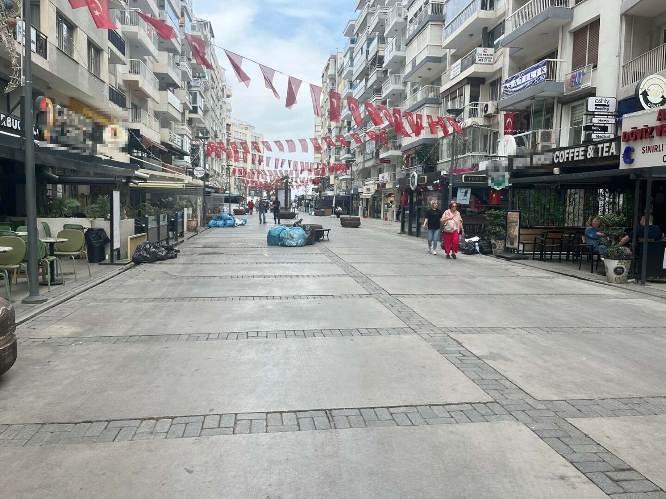 İzmir’de grev 3. gününde: Çöpler birikti, ulaşım durdu İzmir’de grev 3. gününde: Çöpler birikti, ulaşım durdu