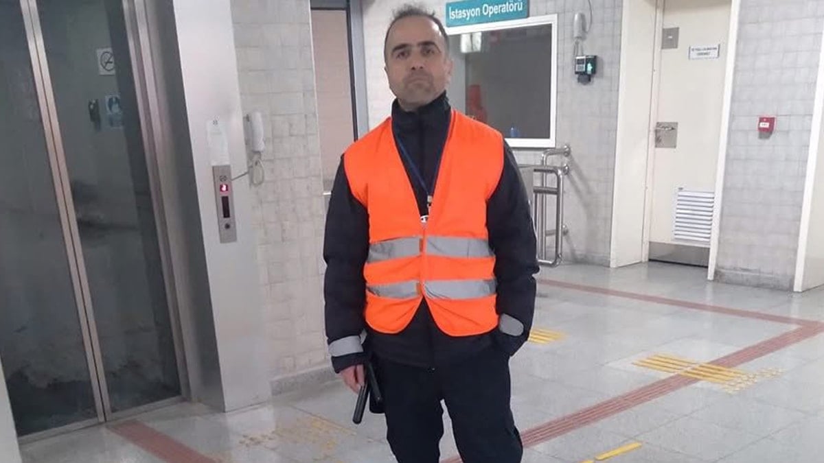 İzmir’de korkunç olay: Trende sigara içtiği için kendisini uyaran güvenlik görevlisini öldürdü İzmir’de korkunç olay: Trende sigara içtiği için kendisini uyaran güvenlik görevlisini öldürdü