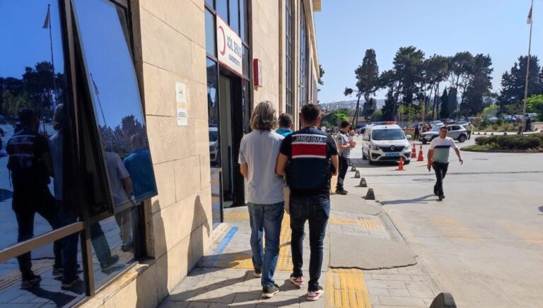 İzmir’de terör propagandacılarına operasyon: 5 gözaltı İzmir’de terör propagandacılarına operasyon: 5 gözaltı