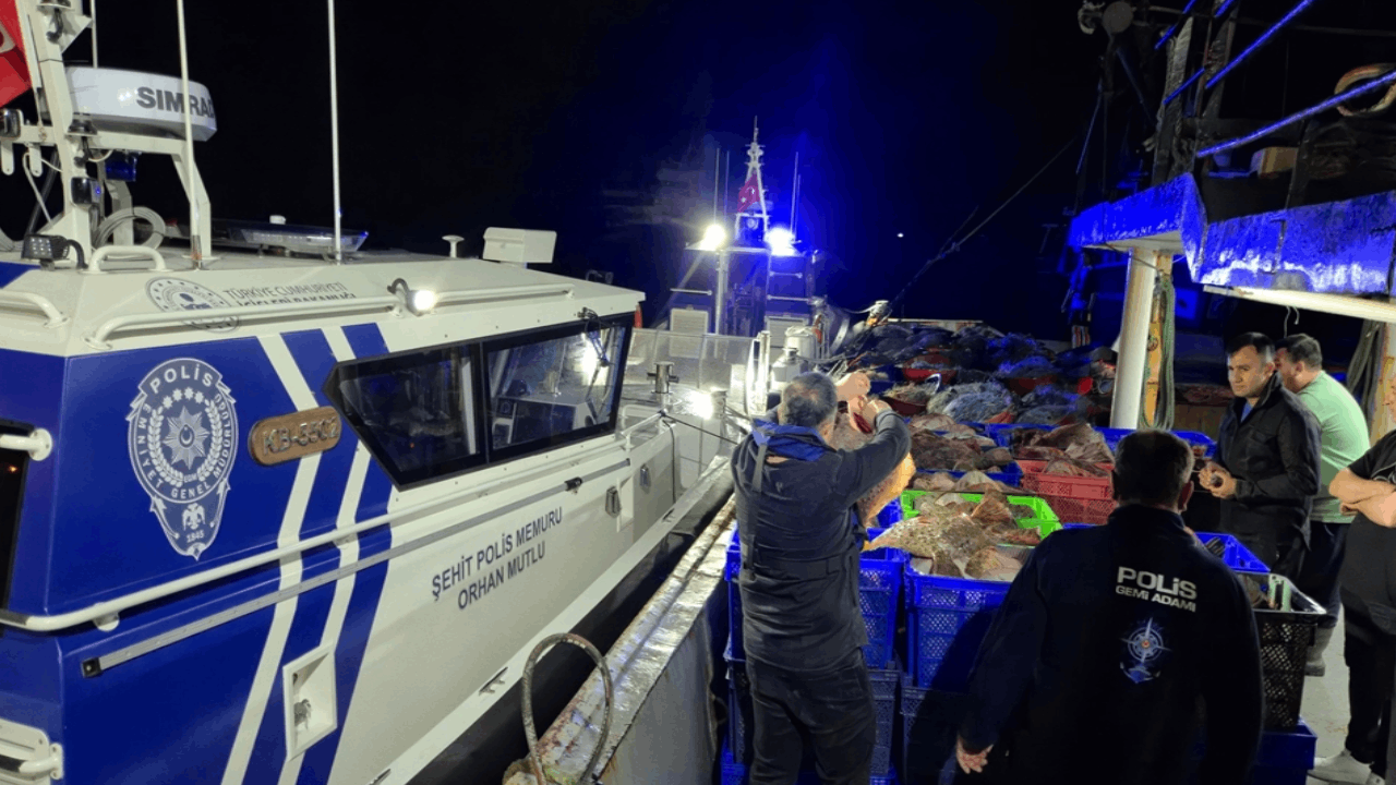 Kaçak avlanan 6 ton kalkan balığı yakalandı Kaçak avlanan 6 ton kalkan balığı yakalandı
