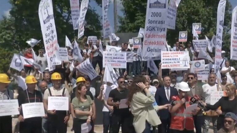 Kademeli emeklilik bekleyenler Kadıköy’de iktidara seslendi Kademeli emeklilik bekleyenler Kadıköy’de iktidara seslendi