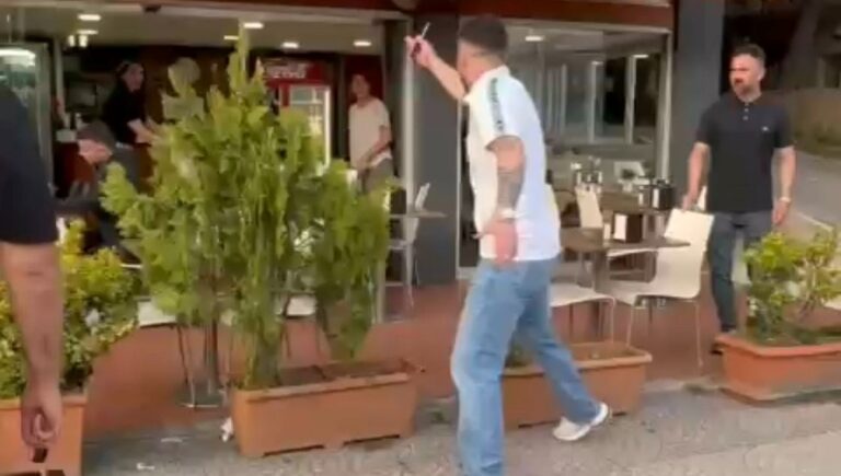 Kadıköy’de korku dolu anlar: Kadını “Boğazını keserim” diyerek tehdit etti Kadıköy’de korku dolu anlar: Kadını “Boğazını keserim” diyerek tehdit etti