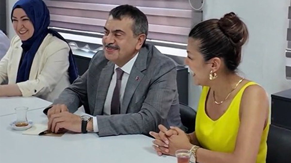 Kadın öğretmenden Bakan Tekin’e tuhaf yorum: ‘Kalp atıyorsunuz ya çıldırıyoruz’ Kadın öğretmenden Bakan Tekin’e tuhaf yorum: ‘Kalp atıyorsunuz ya çıldırıyoruz’
