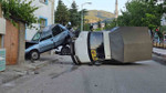 Kamyonet park halindeki otomobile çarptı, devrildi Kamyonet park halindeki otomobile çarptı, devrildi