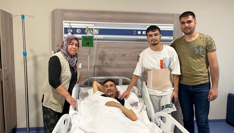 Karaciğerinde tümör çıktı, oğlu sayesinde hayata tutundu: “55 yaşında değil, 15 yaşında oldum” Karaciğerinde tümör çıktı, oğlu sayesinde hayata tutundu: “55 yaşında değil, 15 yaşında oldum”