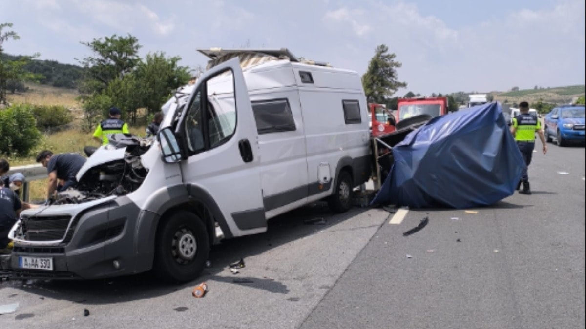 Karavan kamyona arkadan çarptı: 1 ölü, 1 ağır yaralı Karavan kamyona arkadan çarptı: 1 ölü, 1 ağır yaralı