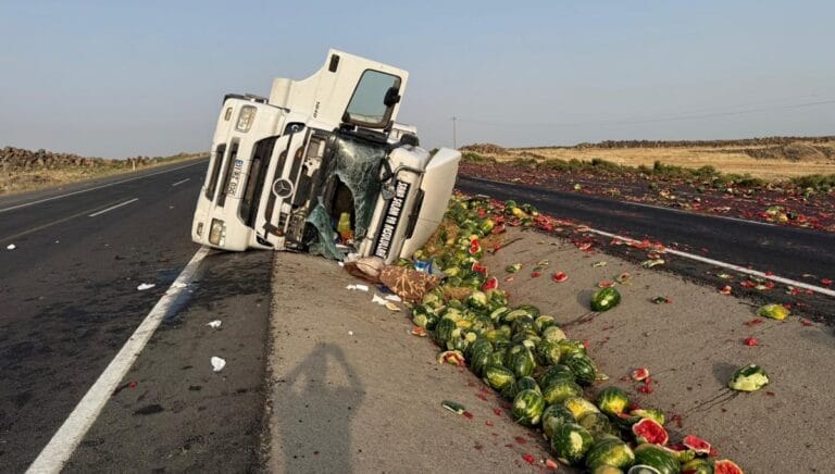 Karpuz yüklü TIR devrildi: Şoför ağır yaralı Karpuz yüklü TIR devrildi: Şoför ağır yaralı